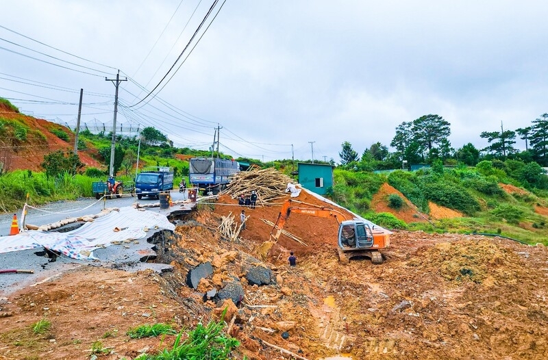 Quốc lộ 27C thường xuyên bị sạt lở, không an toàn mùa mưa lũ.